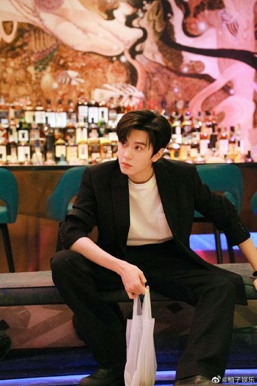 娱乐爆料陈哲远恋情,甜蜜互动引粉丝热议