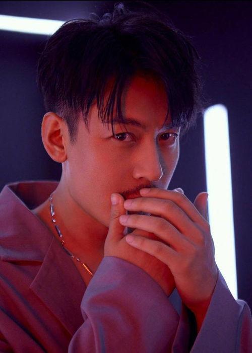 娱乐吃瓜男明星,揭秘吃瓜男明星背后的故事